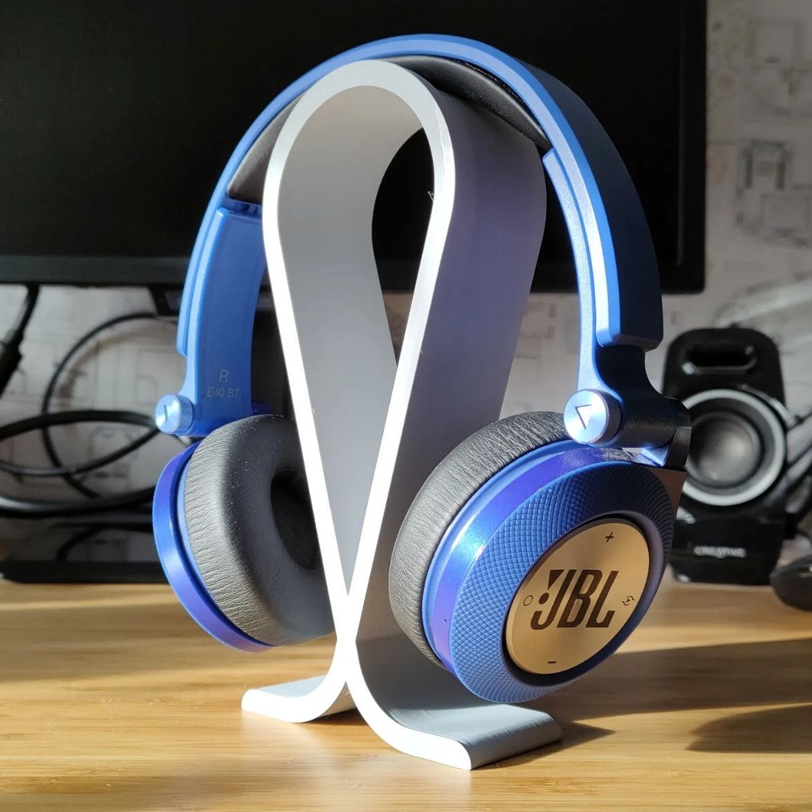 Infinity loop Headphone Stand
